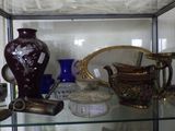 de nombreux vases et autres objets décoratifs exposés dans une vitrine