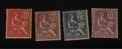 quatre timbres-poste de couleurs différentes sur fond noir