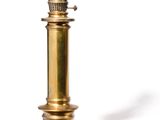 une lampe de table en laiton ancien, surmontée d'un abat-jour noir