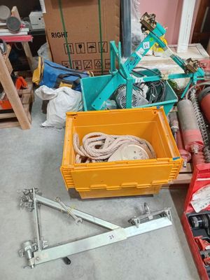 les nombreux types d'outils qui se trouvent dans la pièce