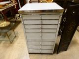 une armoire métallique à cinq tiroirs dans un magasin
