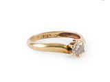 Gros plan sur une bague en or ornée d'un diamant