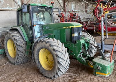un tracteur garé à l'intérieur d'un bâtiment
