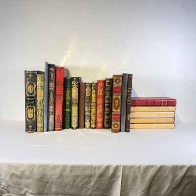 un grand nombre de livres posés sur une table