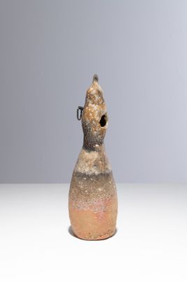 un petit vase posé sur une table