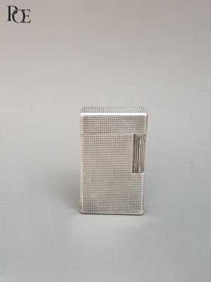 un briquet posé sur une surface blanche