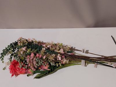 un bouquet de fleurs posé sur une table blanche