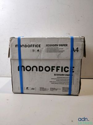 une boîte en carton sur laquelle est noué un ruban bleu