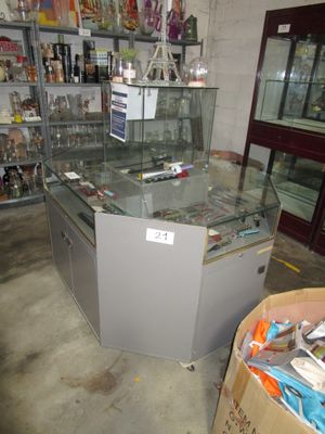 une vitrine en verre au milieu d'un magasin