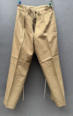 un gros plan sur un pantalon accroché au mur