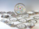 de nombreux types de tasses à thé et de soucoupes sur la table
