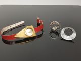 trois bijoux différents posés sur une table