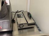 une machine posée sur une table dans une cuisine