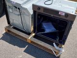 un micro-ondes posé sur une palette à côté d'un camion