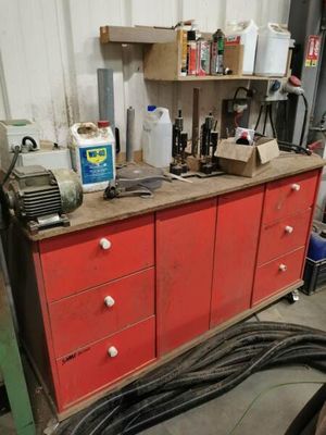 une image d'un établi dans un garage