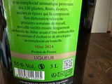 une bouteille de vin posée sur une table, avec une étiquette dessus