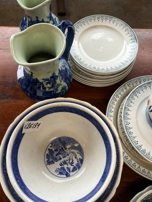 beaucoup d'assiettes et de bols bleus et blancs sur la table