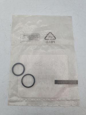 une paire de ciseaux dans un sac en plastique posé sur une table