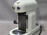 une machine à café posée sur une table
