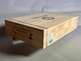 une boîte en bois avec une étiquette sur une table