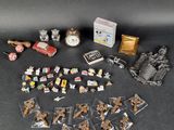 toutes ces figurines miniatures posées sur la table