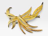 une image représentant une broche en forme d'oiseau en or et diamants