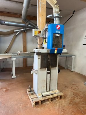 une machine posée sur une palette dans une pièce