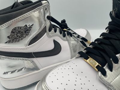 une paire de baskets posée sur une table