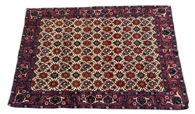 un tapis rouge et noir sur fond blanc