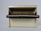 un piano miniature posé sur une table
