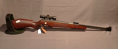gros plan d'un fusil à lunette sur fond blanc