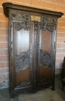 Armoire normande en chêne mouluré et richement sculpté de bo…