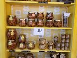 de nombreux pots de miel sur les étagères du magasin