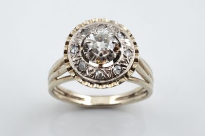 gros plan d'une bague en diamant sur fond blanc