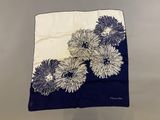foulard à motifs floraux bleus et blancs sur fond blanc