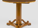 une image d'une table ronde avec un plateau en bois