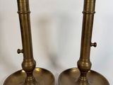 paire de chandeliers anciens en laiton sur fond blanc