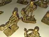 de nombreuses figurines en or posées sur une table
