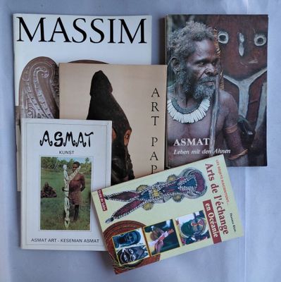 de nombreux livres et magazines posés ensemble sur une table