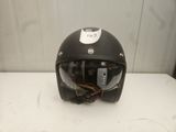 un casque posé sur une table