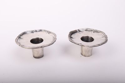 paire de chandeliers en argent sur fond blanc