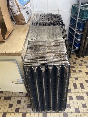 de nombreuses piles de disques par terre dans la cuisine
