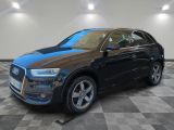 un SUV Audi noir garé dans un garage au sol carrelé