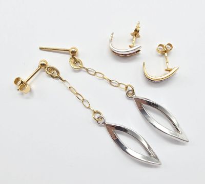 une paire de boucles d'oreilles en or et en argent sur fond blanc