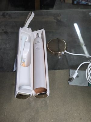 une télécommande Wii posée sur une table à côté d'un chargeur