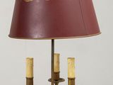 une photo d'une lampe de table surmontée d'un abat-jour rouge