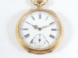 une montre de poche en or avec des chiffres romains sur le cadran