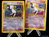 deux cartes Pokémon exposées sur une table