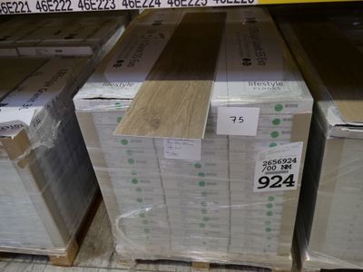 beaucoup de cartons empilés dans un magasin