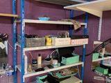 une pièce avec un bureau, des étagères et d'autres objets